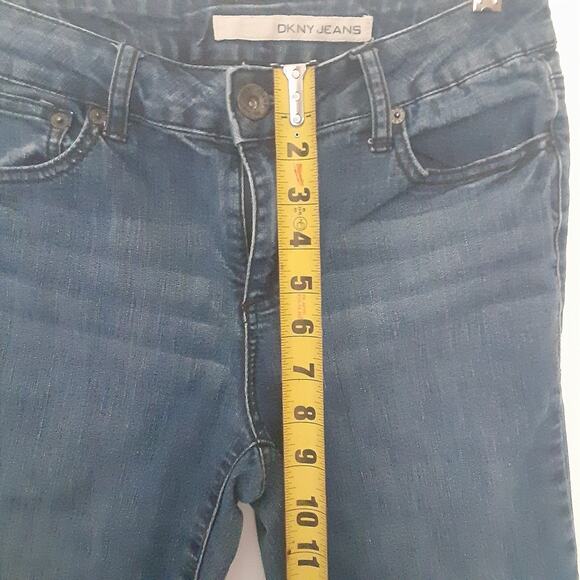 DKNY Women’s Jeans Size 6 Embroidered Back Pockets Whiskers Capris - Picture 8 of 9